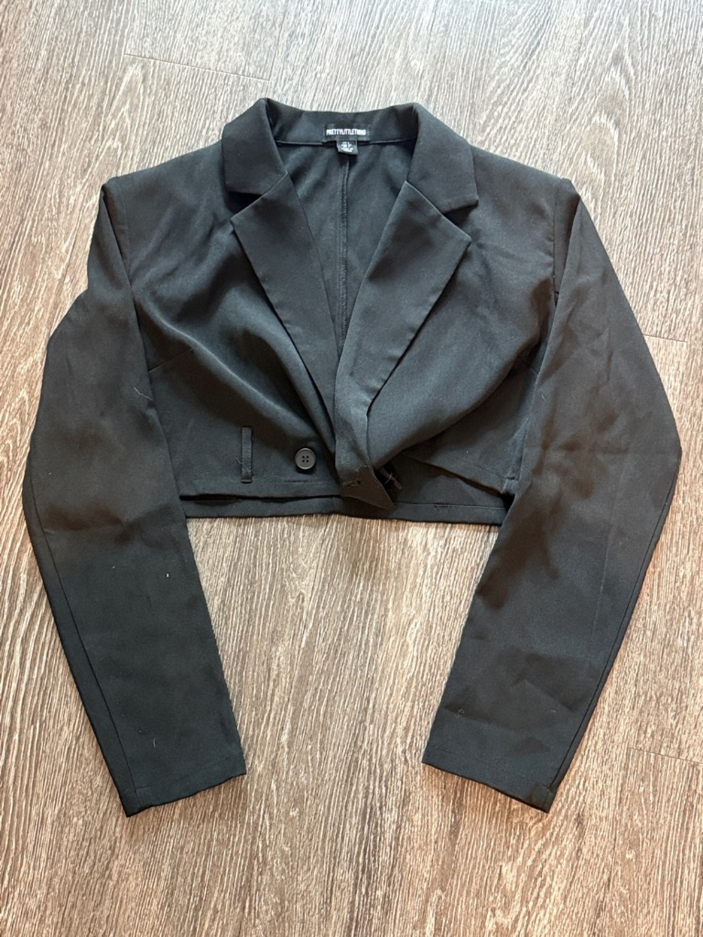 PrettyLittleThing Black Cropped Tailored Blazer